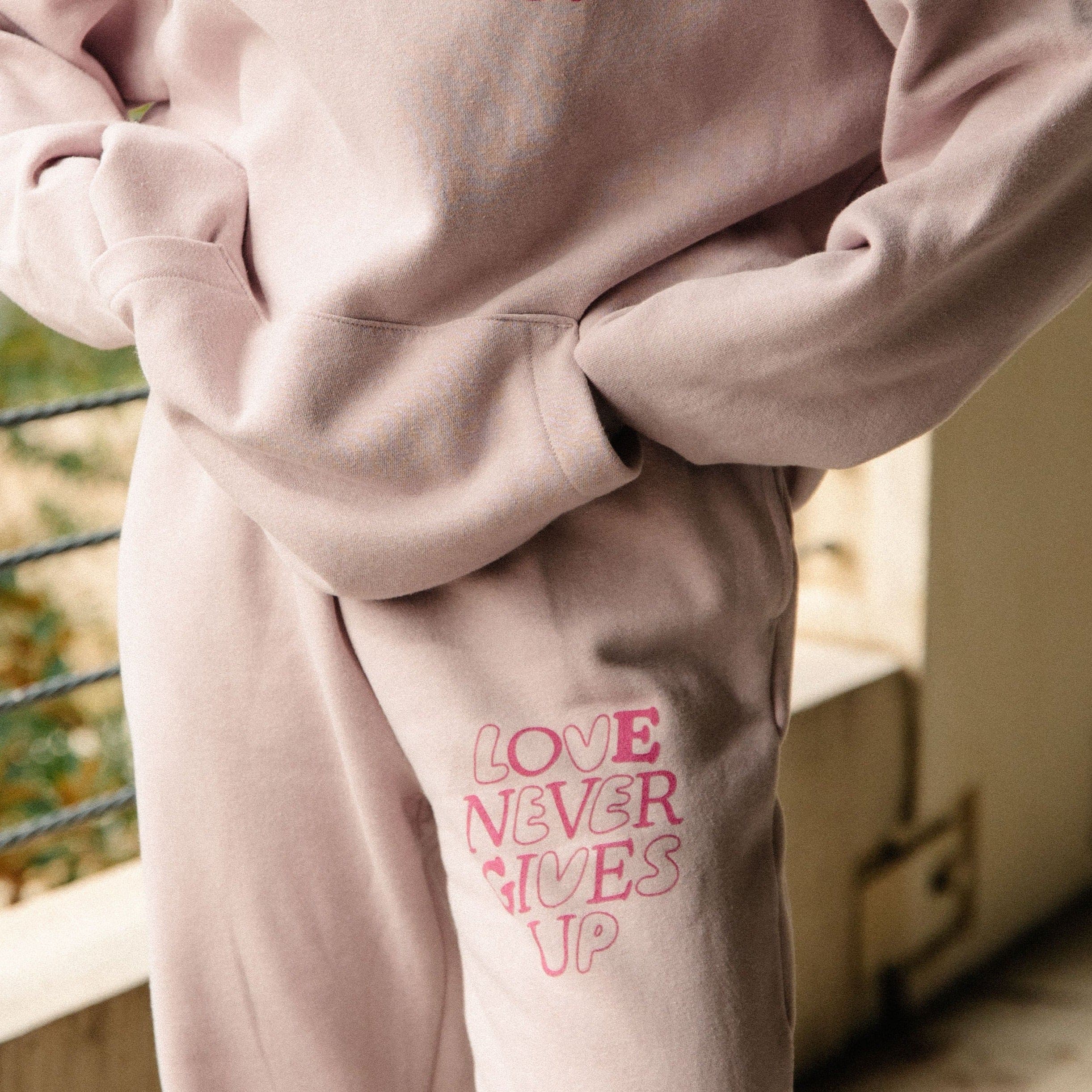 NEW! | LOVE NEVER GIVES UP SWEATPANTS
