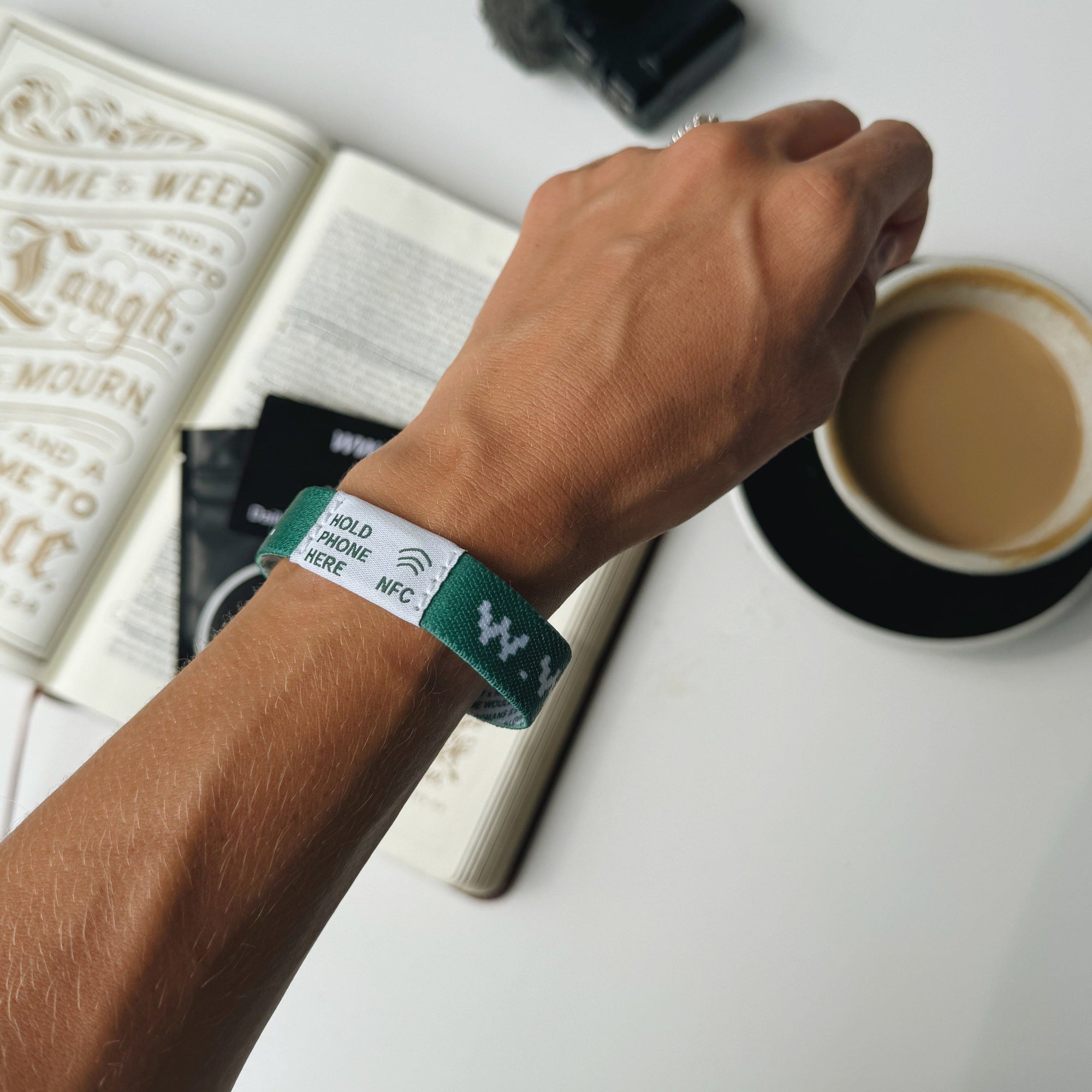 NEW! | DAILY BIBLE VERSE "WWJD X HWLF" BRACELET | GREEN