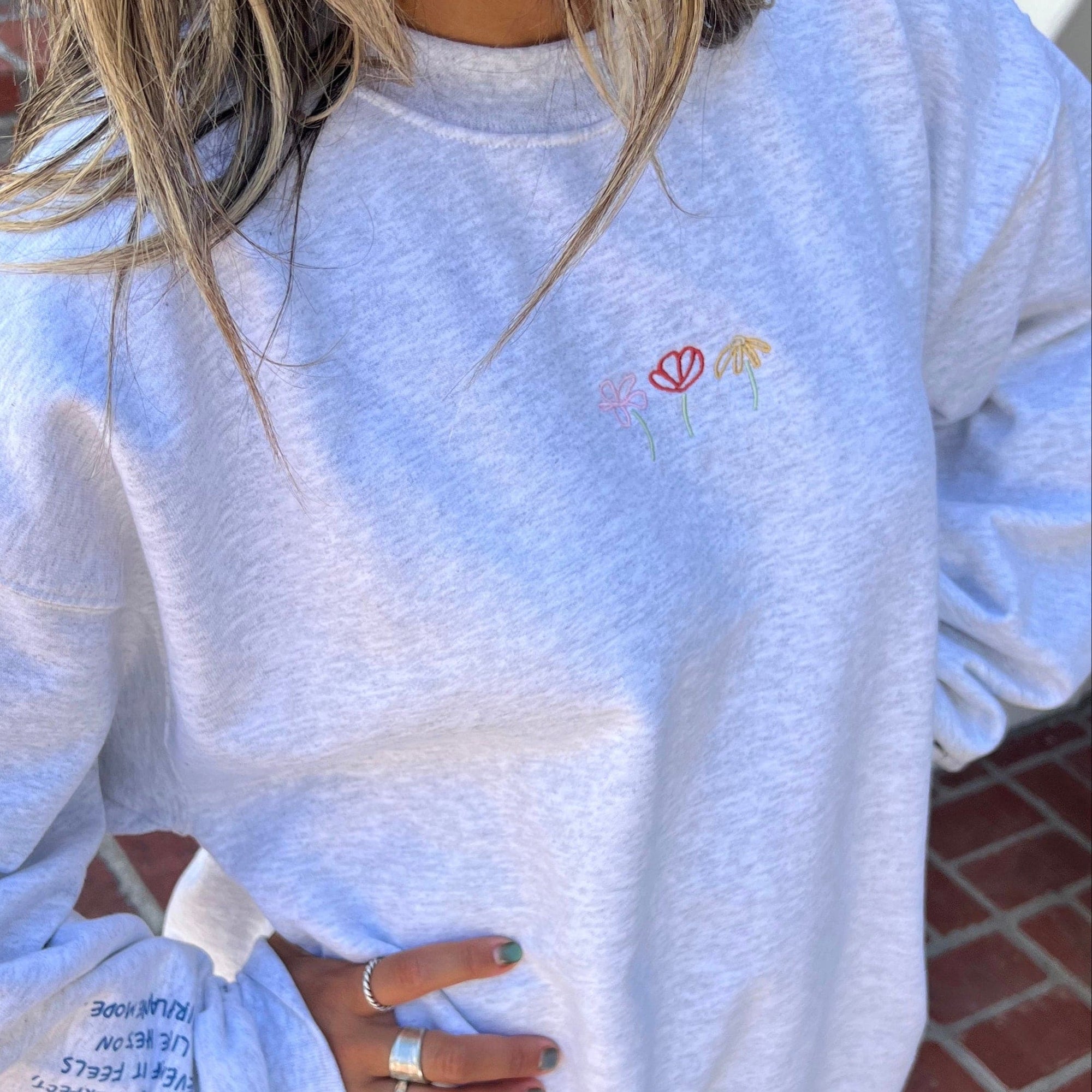 NEW! "FLOWER DOODLE" EMBROIDERED CREWNECK | ASH